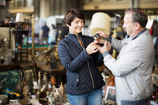 A couple looking at items in one of the many Eureka Springs shops.

