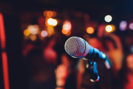 A microphone on stage waiting for a singer to perform live music in Eureka Springs.
